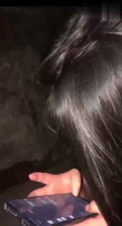 校园暴力大奶妹子欠了同学700块高利贷 ️被同学脱光衣服折磨脸都打肿了好可怜 截图14