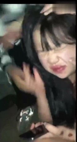 校园暴力大奶妹子欠了同学700块高利贷 ️被同学脱光衣服折磨脸都打肿了好可怜 截图15