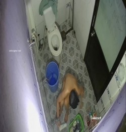 居家摄像头破解 美少妇一边洗澡一边追剧 前后能洗一个多小时 截图1