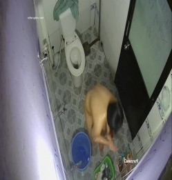 居家摄像头破解 美少妇一边洗澡一边追剧 前后能洗一个多小时 截图2