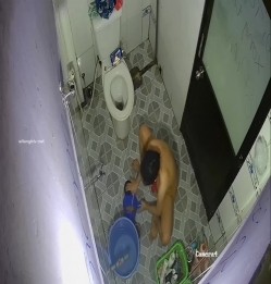居家摄像头破解 美少妇一边洗澡一边追剧 前后能洗一个多小时 截图3
