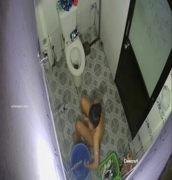 居家摄像头破解 美少妇一边洗澡一边追剧 前后能洗一个多小时 截图5