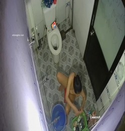 居家摄像头破解 美少妇一边洗澡一边追剧 前后能洗一个多小时 截图6