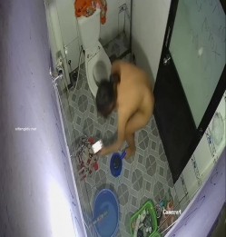 居家摄像头破解 美少妇一边洗澡一边追剧 前后能洗一个多小时 截图7