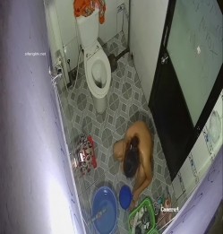 居家摄像头破解 美少妇一边洗澡一边追剧 前后能洗一个多小时 截图8