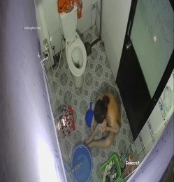 居家摄像头破解 美少妇一边洗澡一边追剧 前后能洗一个多小时 截图9