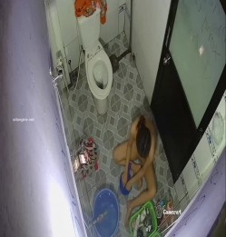 居家摄像头破解 美少妇一边洗澡一边追剧 前后能洗一个多小时 截图10