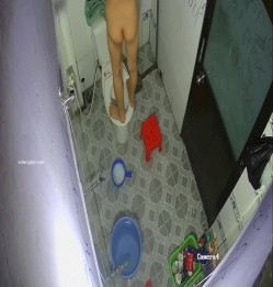 居家摄像头破解 美少妇一边洗澡一边追剧 前后能洗一个多小时 截图12
