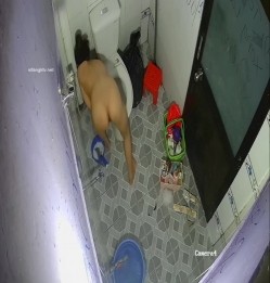 居家摄像头破解 美少妇一边洗澡一边追剧 前后能洗一个多小时 截图13
