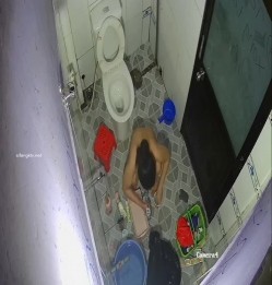居家摄像头破解 美少妇一边洗澡一边追剧 前后能洗一个多小时 截图14