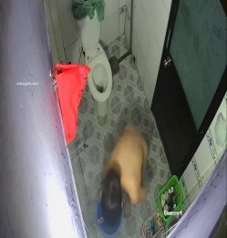 居家摄像头破解 美少妇一边洗澡一边追剧 前后能洗一个多小时 截图15