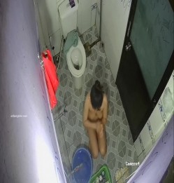 居家摄像头破解 美少妇一边洗澡一边追剧 前后能洗一个多小时 截图16
