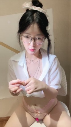 新人正宗校花下海 超级漂亮【小清宝宝】眼镜妹就是骚 带胸链 掰穴跳弹大鸡巴道具自慰 爽 截图1