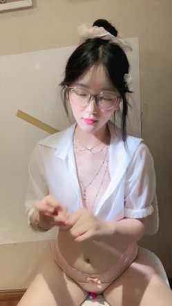 新人正宗校花下海 超级漂亮【小清宝宝】眼镜妹就是骚 带胸链 掰穴跳弹大鸡巴道具自慰 爽 截图4