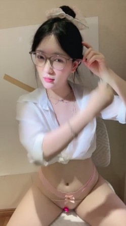 新人正宗校花下海 超级漂亮【小清宝宝】眼镜妹就是骚 带胸链 掰穴跳弹大鸡巴道具自慰 爽 截图5