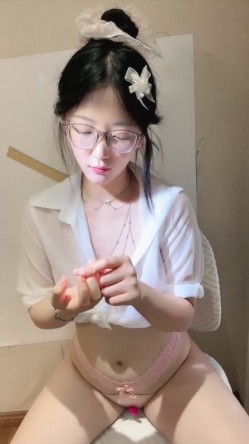 新人正宗校花下海 超级漂亮【小清宝宝】眼镜妹就是骚 带胸链 掰穴跳弹大鸡巴道具自慰 爽 截图6