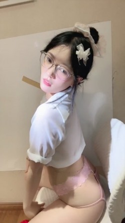 新人正宗校花下海 超级漂亮【小清宝宝】眼镜妹就是骚 带胸链 掰穴跳弹大鸡巴道具自慰 爽 截图7