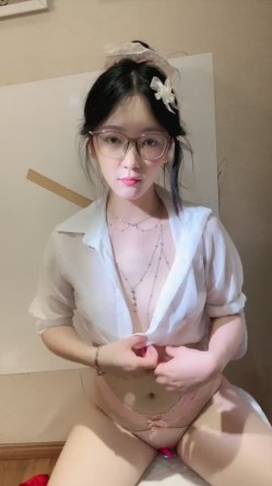 新人正宗校花下海 超级漂亮【小清宝宝】眼镜妹就是骚 带胸链 掰穴跳弹大鸡巴道具自慰 爽 截图8