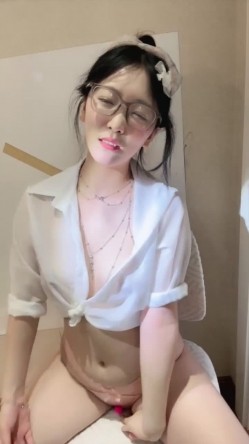 新人正宗校花下海 超级漂亮【小清宝宝】眼镜妹就是骚 带胸链 掰穴跳弹大鸡巴道具自慰 爽 截图9