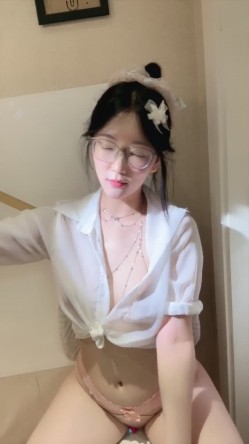 新人正宗校花下海 超级漂亮【小清宝宝】眼镜妹就是骚 带胸链 掰穴跳弹大鸡巴道具自慰 爽 截图11