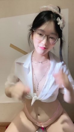 新人正宗校花下海 超级漂亮【小清宝宝】眼镜妹就是骚 带胸链 掰穴跳弹大鸡巴道具自慰 爽 截图12