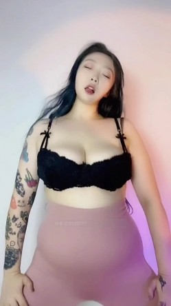 快手已永久封停18万粉丰腴大胸反差骚女【欣妹妹】全裸骚舞、抖奶、顶胯各种高潮脸 截图2
