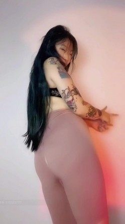 快手已永久封停18万粉丰腴大胸反差骚女【欣妹妹】全裸骚舞、抖奶、顶胯各种高潮脸 截图3