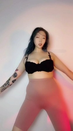 快手已永久封停18万粉丰腴大胸反差骚女【欣妹妹】全裸骚舞、抖奶、顶胯各种高潮脸 截图11