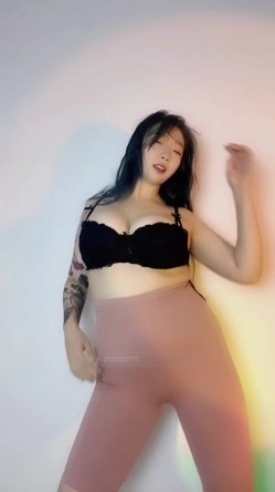 快手已永久封停18万粉丰腴大胸反差骚女【欣妹妹】全裸骚舞、抖奶、顶胯各种高潮脸 截图12