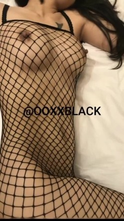 最近很火推特约炮大神【ooxxblack】姿势爆肏各种小母狗！学妹少妇模特，多种淋漓尽致的性爱 截图15