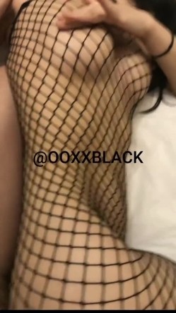 最近很火推特约炮大神【ooxxblack】姿势爆肏各种小母狗！学妹少妇模特，多种淋漓尽致的性爱 截图16
