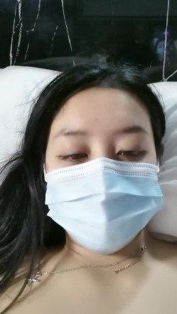 炮机大黑牛伺候小少妇蒙上眼睛自慰，穿上开档黑丝口交，翘起极品美臀对着镜头，扶腰后入操的直叫受不了 截图15