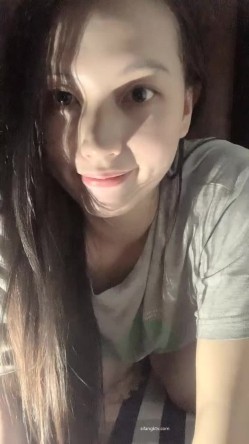 新人!素颜女神家里偷偷播 掰穴道具自慰！又纯 又欲 100%恋爱的感觉 截图1