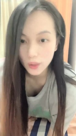 新人!素颜女神家里偷偷播 掰穴道具自慰！又纯 又欲 100%恋爱的感觉 截图2