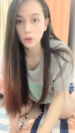 新人!素颜女神家里偷偷播 掰穴道具自慰！又纯 又欲 100%恋爱的感觉 截图3
