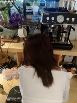 杭州炮哥真实约炮日记《红发女大学生》《约啪咖啡主理人》本地中专极品黑丝制服反差女，妹子有点骚 截图2