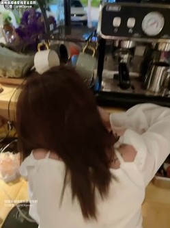 杭州炮哥真实约炮日记《红发女大学生》《约啪咖啡主理人》本地中专极品黑丝制服反差女，妹子有点骚 截图5