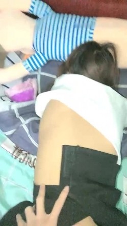 颜值不错苗条【00后小表妹】性感黑丝丁字裤翘着屁股，大力猛操呻吟娇喘 截图1
