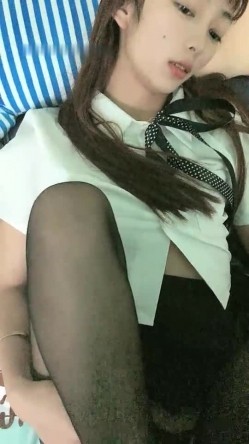 颜值不错苗条【00后小表妹】性感黑丝丁字裤翘着屁股，大力猛操呻吟娇喘 截图4