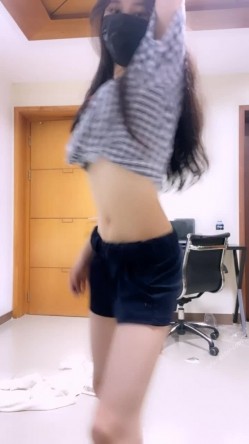 【最美极品流出】巨乳网红 抖音红人『周大萌』最新露点玩穴私拍流出 表情到位特骚 完美露脸 第一弹 截图3