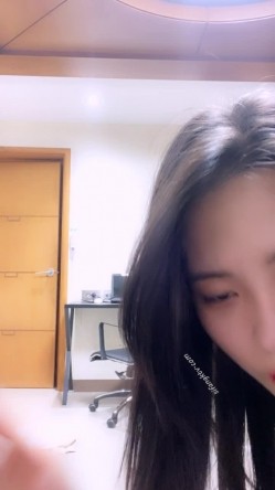 【最美极品流出】巨乳网红 抖音红人『周大萌』最新露点玩穴私拍流出 表情到位特骚 完美露脸 第一弹 截图7