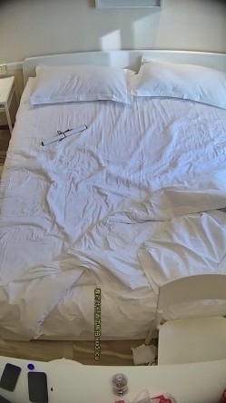 酒店针孔偷拍 ️气质熟女被眼镜大屌胖哥扛着腿操的披头散发 截图1