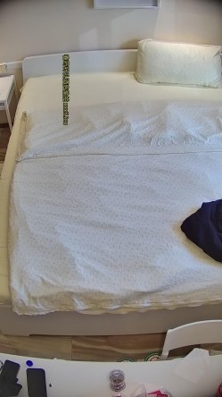 酒店针孔偷拍 ️气质熟女被眼镜大屌胖哥扛着腿操的披头散发 截图3
