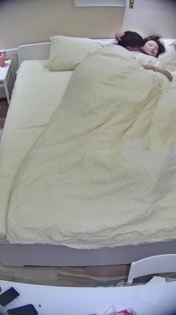 酒店针孔偷拍 ️气质熟女被眼镜大屌胖哥扛着腿操的披头散发 截图4