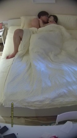 酒店针孔偷拍 ️气质熟女被眼镜大屌胖哥扛着腿操的披头散发 截图5