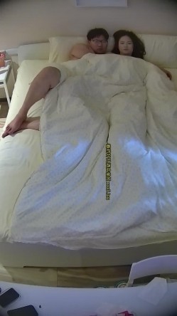 酒店针孔偷拍 ️气质熟女被眼镜大屌胖哥扛着腿操的披头散发 截图6
