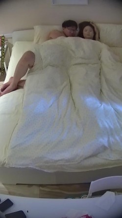 酒店针孔偷拍 ️气质熟女被眼镜大屌胖哥扛着腿操的披头散发 截图7