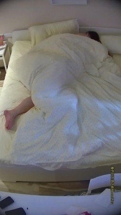 酒店针孔偷拍 ️气质熟女被眼镜大屌胖哥扛着腿操的披头散发 截图9