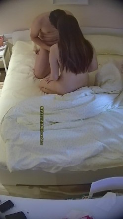 酒店针孔偷拍 ️气质熟女被眼镜大屌胖哥扛着腿操的披头散发 截图10