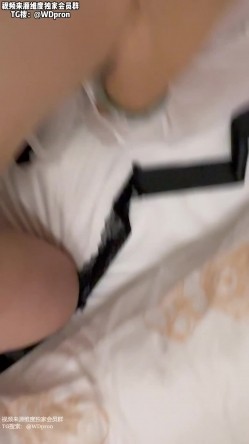 眼镜反差女大学生，被男友偷拍实录，妹子穿着性感的JK制服和连衣裙被男友无情爆操，表情真的太丰富了 截图8